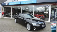 Zwart Gebruikt 2023 BMW 530e Luxury Line Sedan | € 48.980 (Eerlijke prijs)