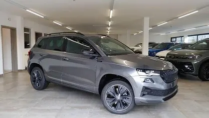 Grijs (metallic) Nieuw 2025 Skoda Karoq SportLine SUV | € 44.940 (Eerlijke prijs)