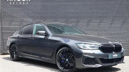 Grijs Occasion 2022 BMW 545e M Sport Sedan | € 45.450 (Eerlijke prijs)
