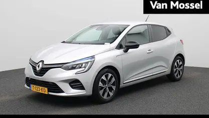 Grijs Gebruikt 2023 Renault Clio V Evolution Hatchback | € 16.835 (Eerlijke prijs)