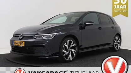 Zwart (metallic) Gebruikt 2020 VW Golf VIII R-line Hatchback | € 23.899 (Eerlijke prijs)