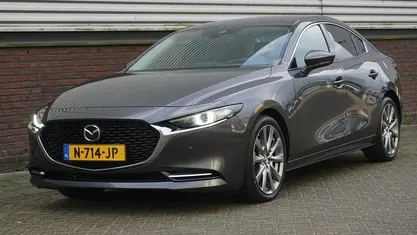 Grijs Gebruikt 2021 Mazda 3 Luxury Sedan | € 21.850 (Eerlijke prijs)