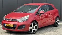 Rood Gebruikt 2013 Kia Rio Plus Hatchback | € 6.998 (Eerlijke prijs)