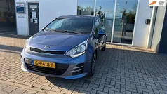Blauw Gebruikt 2015 Kia Rio Hatchback | € 6.995 (Eerlijke prijs)