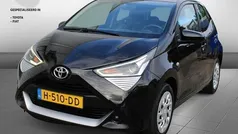Zwart, metallic lak Gebruikt 2020 Toyota Aygo X-play Hatchback | € 9.250 (Eerlijke prijs)