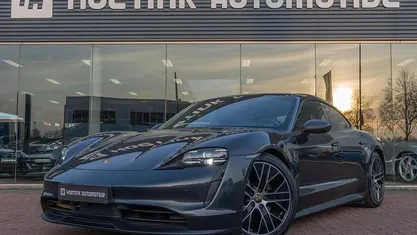 Grijs (metallic) Occasion 2023 Porsche Taycan Performance Package Sedan | € 68.940 (Goede deal)
