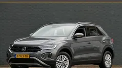 Grijs Gebruikt 2023 VW T-Roc SUV | € 24.945 (Eerlijke prijs)