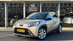 Bruin Gebruikt 2022 Toyota Aygo Pulse Hatchback | € 20.700 (Eerlijke prijs)