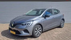 Grijs metallic Gebruikt 2023 Renault Clio V Equilibre Hatchback | € 15.795 (Goede deal)