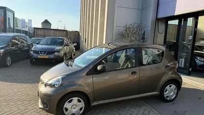 Occasion Toyota Aygo 68 PK (50 kW) 2013 Bruin (metallic) Hatchback
