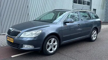 Grijs Occasion 2012 Skoda Octavia Elegance Stationwagen | € 3.990 (Super prijs)