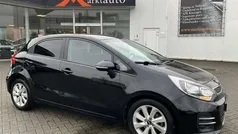 Zwart, metallic lak Gebruikt 2015 Kia Rio DREAM-TEAM Edition Hatchback | € 9.440 (Eerlijke prijs)