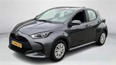 Grijs Gebruikt 2023 Toyota Yaris Hybrid Active Hatchback | € 18.900 (Eerlijke prijs)