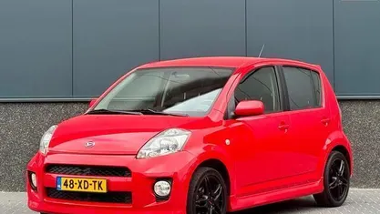 Occasion Daihatsu Sirion 87 PK (63 kW) 2007 Rood Hatchback