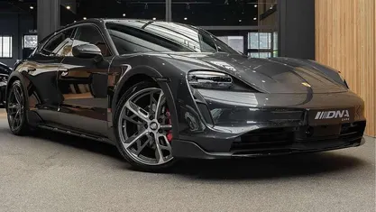 Grijs Gebruikt 2023 Porsche Taycan 4S Cross Turismo Sedan | € 114.995 (Eerlijke prijs)