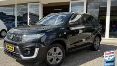 Zwart, metallic lak Gebruikt 2021 Suzuki Vitara SUV | € 25.495 (Eerlijke prijs)