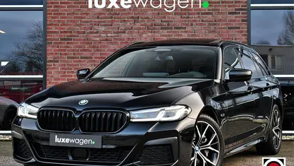 Zwart Gebruikt 2023 BMW 530e M Sport Stationwagen | € 42.900 (Eerlijke prijs)