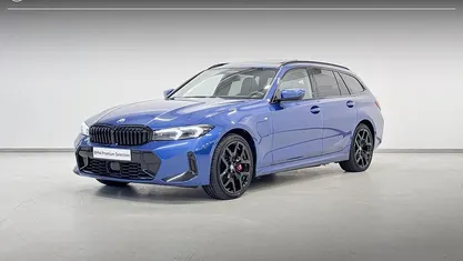 Blauw Occasion 2025 BMW 330e M Sport Stationwagen | € 54.995 (Eerlijke prijs)