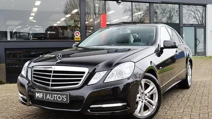 Zwart (metallic) Gebruikt 2011 Mercedes E200 Avantgarde Sedan | € 13.950 (Eerlijke prijs)
