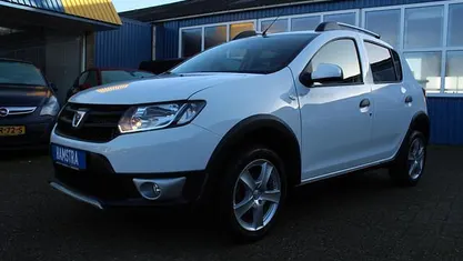 Wit Gebruikt 2015 Dacia Sandero Ambiance Hatchback | € 6.444 (Eerlijke prijs)