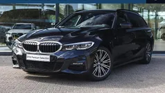 Saphirschwarz (donker zwart metallic) Gebruikt 2021 BMW 320 Comfort Edition Stationwagen | € 35.950 (Eerlijke prijs)