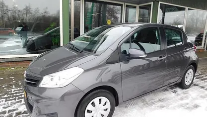Grijs Occasion 2015 Toyota Yaris Hatchback | € 9.450 (Eerlijke prijs)