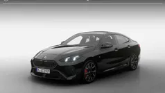 Saphirschwarz metallic (zwart metallic) Nieuw 2025 BMW 220 M Sport Coupé | € 57.365 (Super prijs)