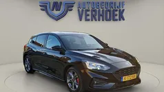 Zwart Gebruikt 2021 Ford Focus ST-Line Hatchback | € 20.900 (Eerlijke prijs)