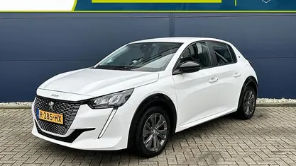 Wit Gebruikt 2022 Peugeot e-208 Active Hatchback | € 16.435 (Eerlijke prijs)