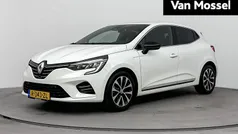 Wit Gebruikt 2022 Renault Clio V Techno Hatchback | € 18.435 (Eerlijke prijs)