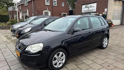 Zwart (metallic) Gebruikt 2006 VW Polo Hatchback | € 2.699 (Eerlijke prijs)