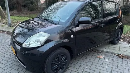 Zwart Occasion 2006 Daihatsu Sirion Hatchback | € 1.899 (Eerlijke prijs)