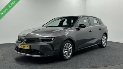 Grijs, metallic lak Gebruikt 2022 Opel Astra Edition Hatchback | € 18.500 (Eerlijke prijs)