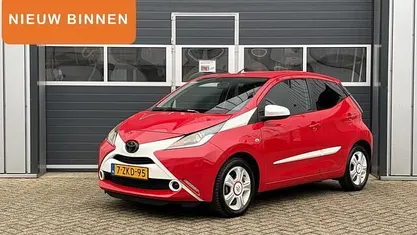 Rood Occasion 2015 Toyota Aygo X-play Hatchback | € 7.995 (Eerlijke prijs)