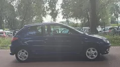 Blauw, metallic lak Gebruikt 2003 Peugeot 206 Hatchback | € 999 (Eerlijke prijs)