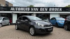 Grijs, metallic lak Gebruikt 2013 Kia Rio Comfort Hatchback | € 7.245 (Eerlijke prijs)
