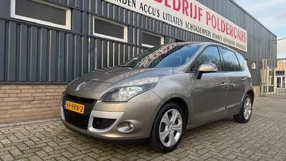 Bruin (metallic) Gebruikt 2009 Renault Scénic III Dynamique MPV | € 3.750 (Eerlijke prijs)