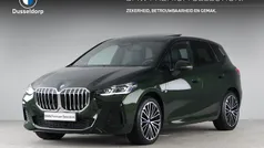Groen, metallic lak Gebruikt 2025 BMW 225 Active Tourer Comfort Edition MPV | € 45.950 (Eerlijke prijs)