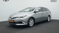 Grijs Gebruikt 2018 Toyota Auris Hybrid Executive Stationwagen | € 17.680 (Eerlijke prijs)