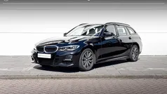 Saphirschwarz metallic (zwart metallic) Gebruikt 2021 BMW 318 Basis Stationwagen | € 28.900 (Goede deal)