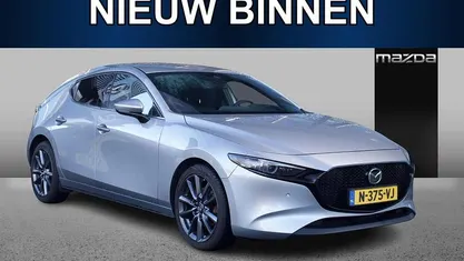 Sonic silver Occasion 2022 Mazda 3 Sky Hatchback | € 23.895 (Eerlijke prijs)