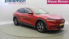 Rood, metallic lak Gebruikt 2021 Ford Mustang Mach-E SUV | € 25.845 (Eerlijke prijs)