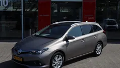Bruin Gebruikt 2015 Toyota Auris Hybrid Hatchback | € 11.890 (Eerlijke prijs)