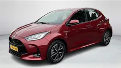Rood Gebruikt 2021 Toyota Yaris Hybrid Hatchback | € 21.440 (Eerlijke prijs)
