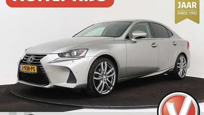 Grijs, metallic lak Gebruikt 2017 Lexus IS300h Sedan | € 18.444 (Goede deal)