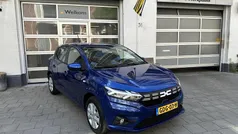 Blauw, metallic lak Gebruikt 2023 Dacia Sandero Expression Hatchback | € 17.950 (Eerlijke prijs)