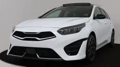 Snow white pearl (wit metallic) Gebruikt 2024 Kia Ceed Sportswagon GT-Line Stationwagen | € 29.950 (Eerlijke prijs)