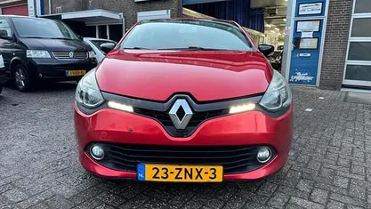 Rood Occasion 2013 Renault Clio IV Collection Hatchback | € 3.750 (Eerlijke prijs)