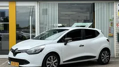 Blanc glacier (369) (licht wit) Gebruikt 2016 Renault Clio IV Authentique Hatchback | € 6.950 (Eerlijke prijs)