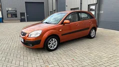 Oranje (metallic) Gebruikt 2008 Kia Rio Hatchback | € 2.450 (Eerlijke prijs)